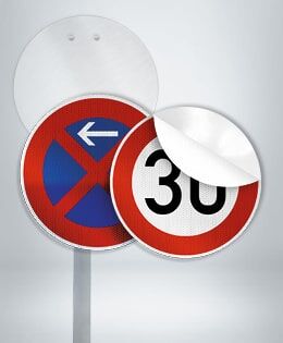 Ein Verkehrsschild mit drei übereinanderliegenden Symbolen: Halteverbot, Pfeil nach Links und Tempo-30-Begrenzung.