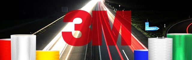 3M Reflexfolien und ihre Leistungsniveaus im Vergleich 3M Logo über Nachtaufnahme einer Straße mit verschiedenfarbigen reflektierenden Materialrollen