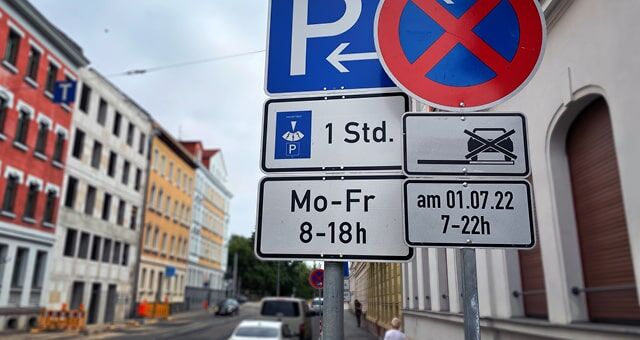 Park- und Halteverbotsschilder mit Zeitbeschränkung in einer Innenstadtstraße