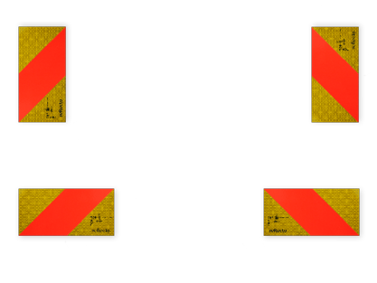 Vier Heckwarntafel-Viertelmarkierungen für Zugmaschinen mit diagonal verlaufenden fluoreszierenden-roten und gelb reflektierenden Streifen, zwei horizontal oben und zwei unten vertikal angeordnet.