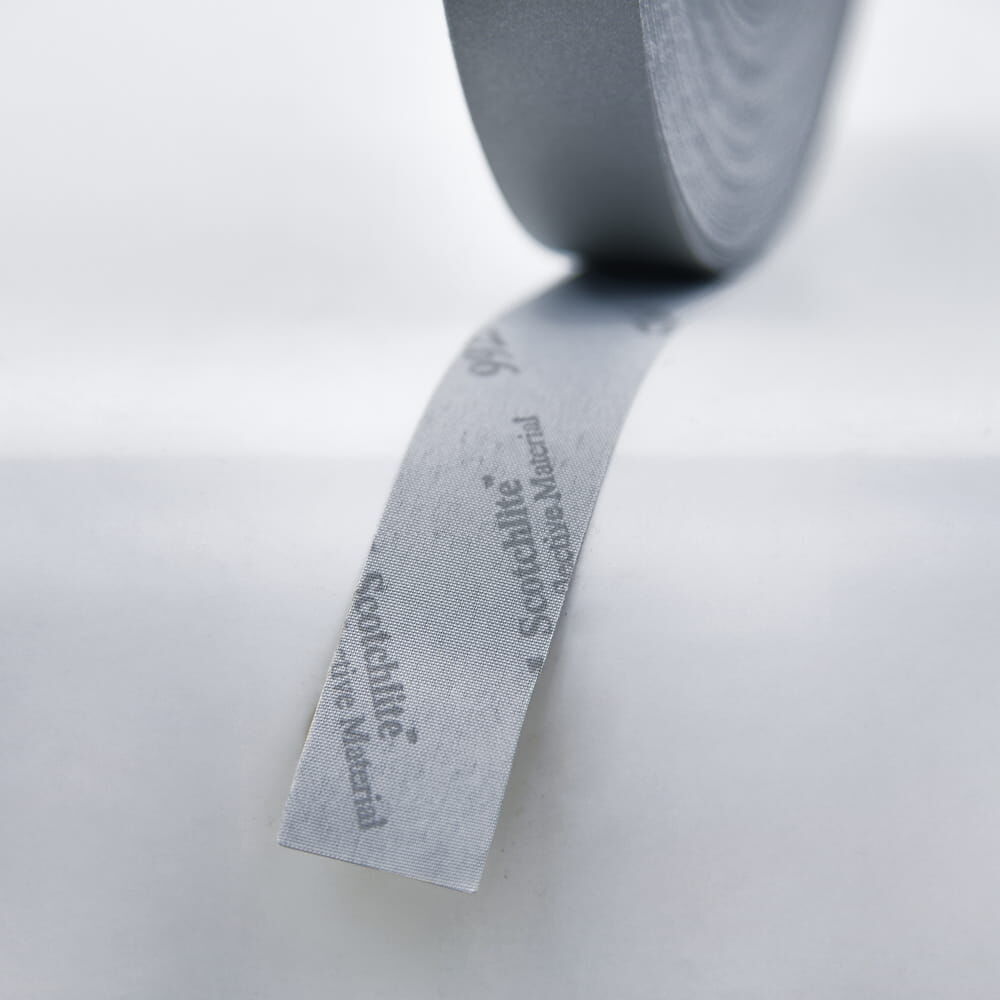 Rückseite des Reflexgewebes mit 3M Scotchlite-Aufdruck
