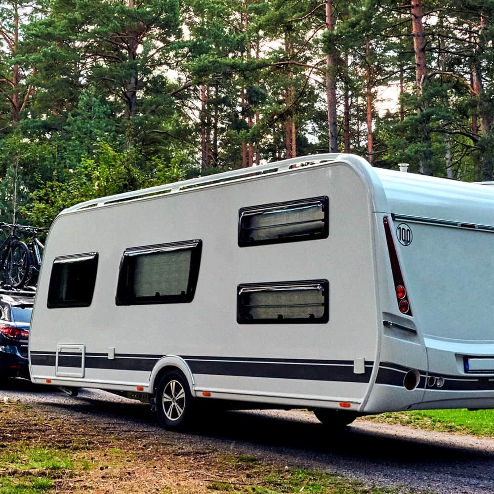 Wohnwagen mit 100-km/h-Geschwindigkeitsschild auf der Rückseite