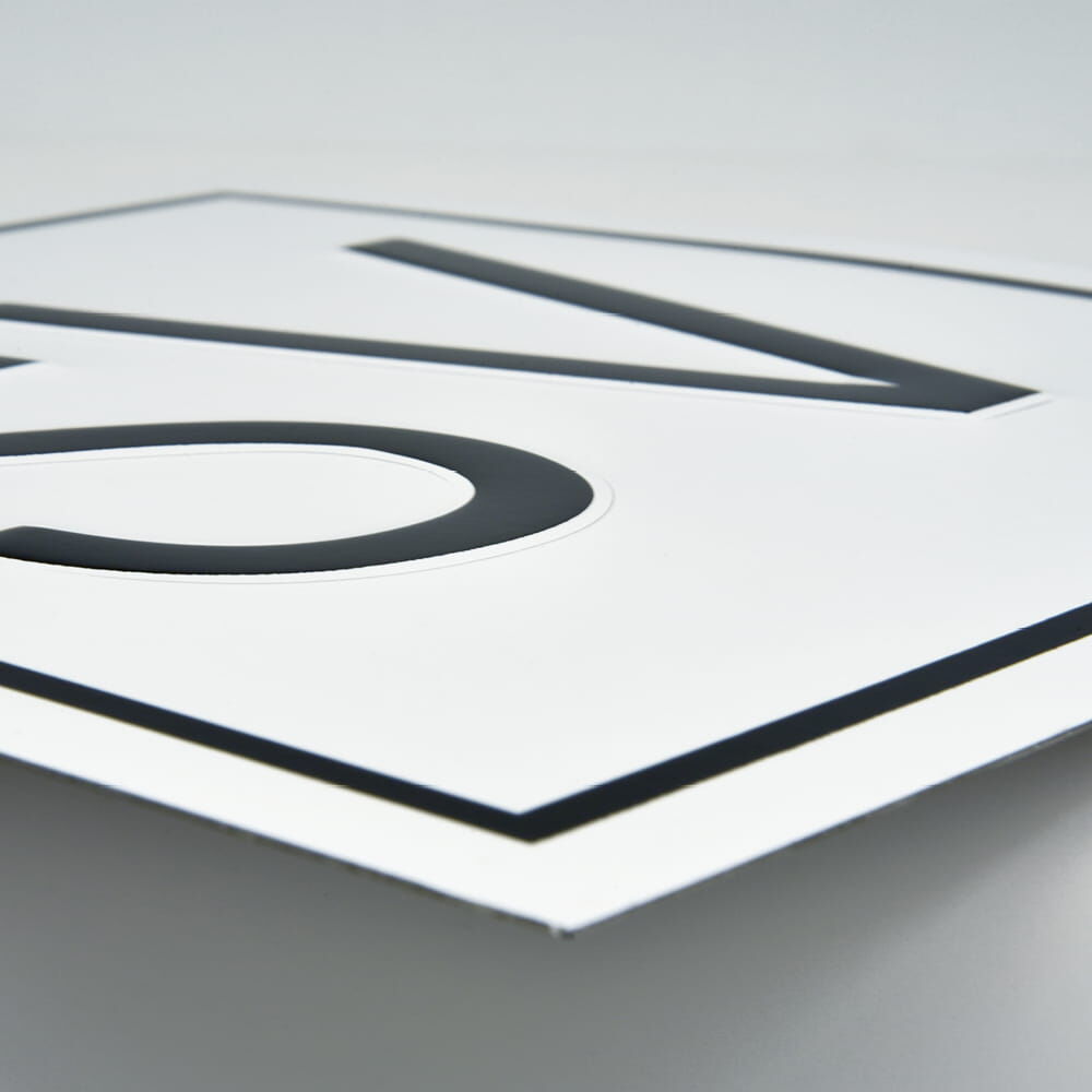 SV-Schild 250 mm Detail Vorderkante mit erhabener Beschriftung