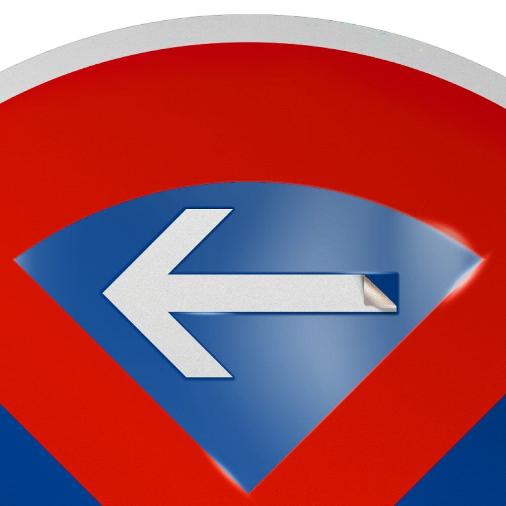 Nahaufnahme Richtungspfeil links auf "Absolutes Halteverbot"-Schild