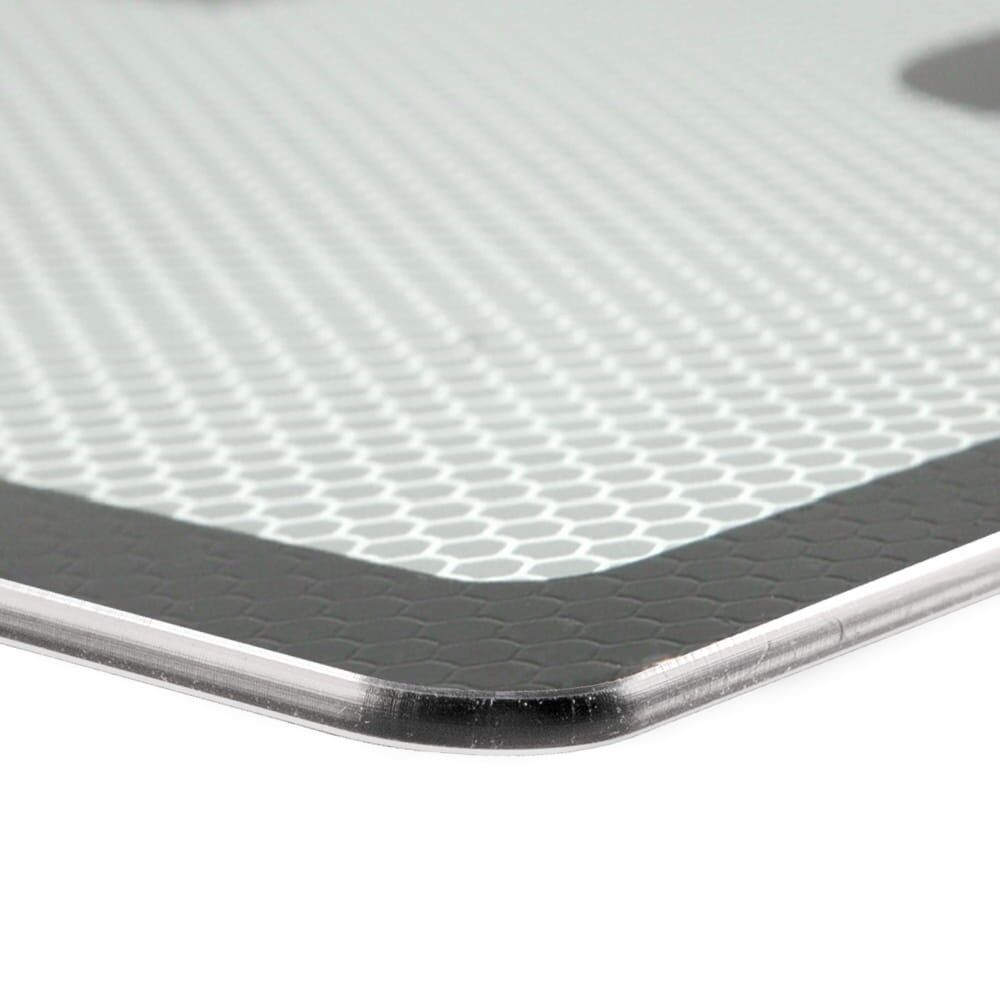 Detailaufnahme der abgerundeten Ecke des Schwertransportschilds aus Aluminium