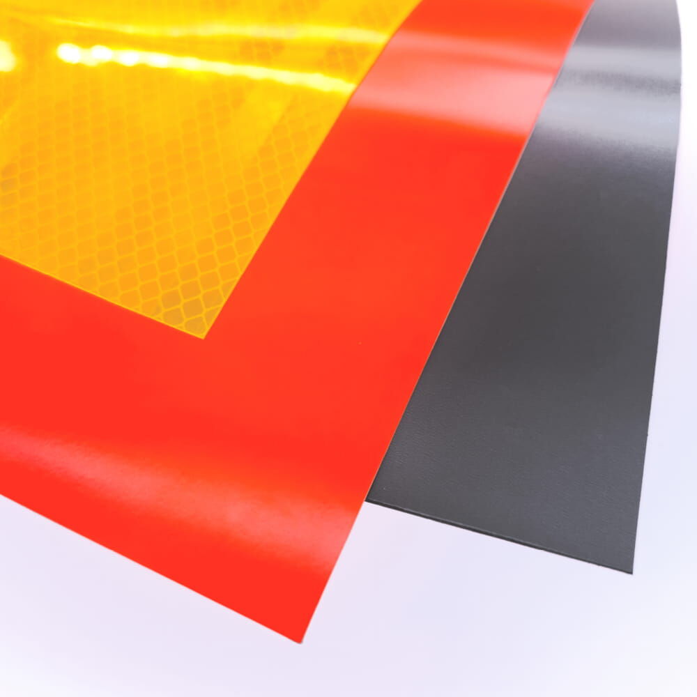 Eckdetail zeigt Folien und schwarze, magnetische Rückseite