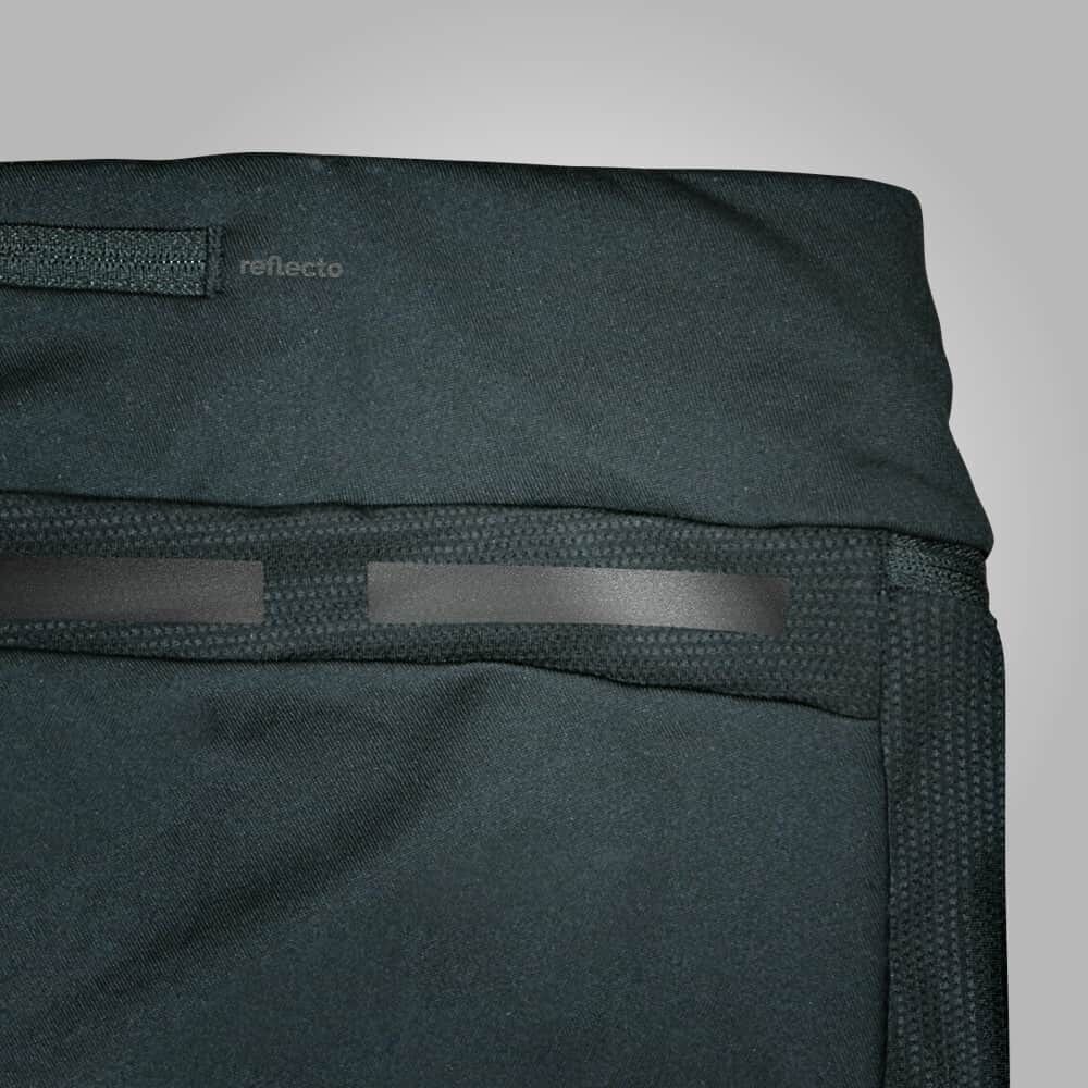 Ruksack bei Tag: zwei schmale Reflex-Streifen in schwarz, dezente Accessories