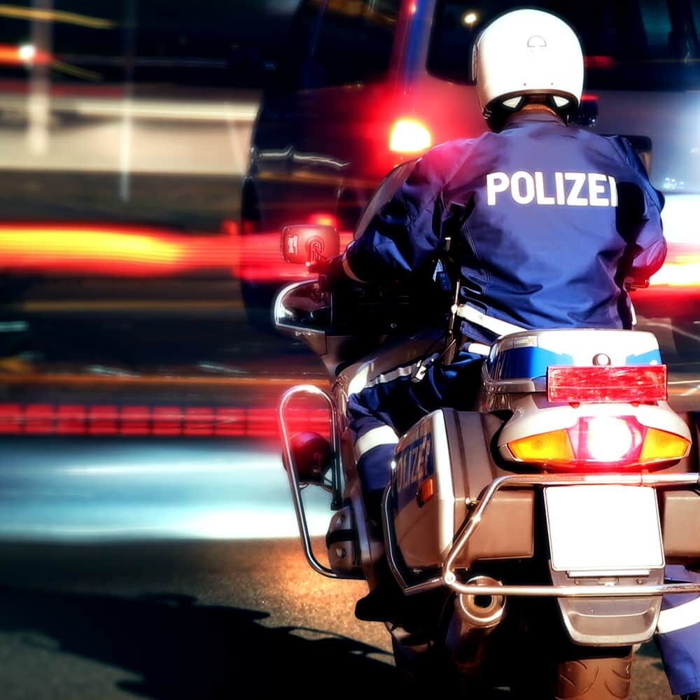 Anwendung: Polizist auf Motorrad mit reflektierenden Streifen und Schriftzug aus ORALITE GP 025
