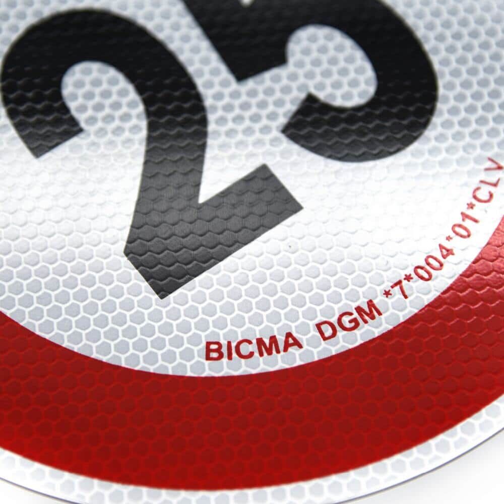 Makroaufnahme der strukturierten Oberfläche mit Aufdruck BICMA und Zahl 25