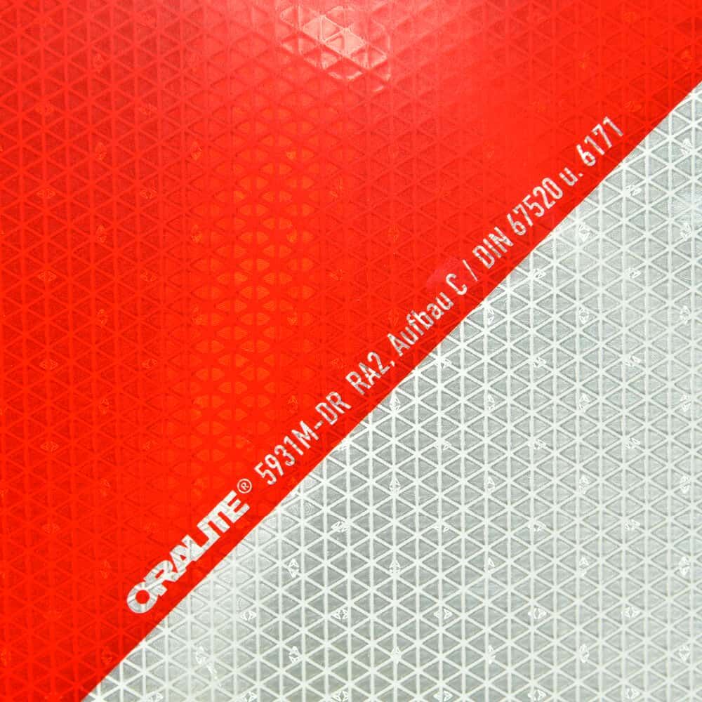 Detail: mikroprismatische Struktur und Produktaufdruck der Bakenfolie Orafol 5931M