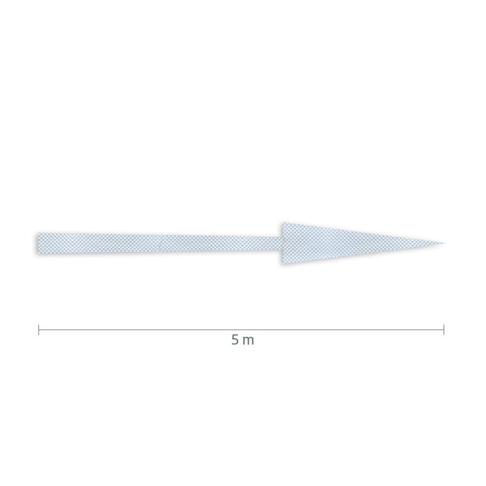 Maßgrafik des Pfeils: Länge 5 m, Verkehrsklasse P7 in weiß