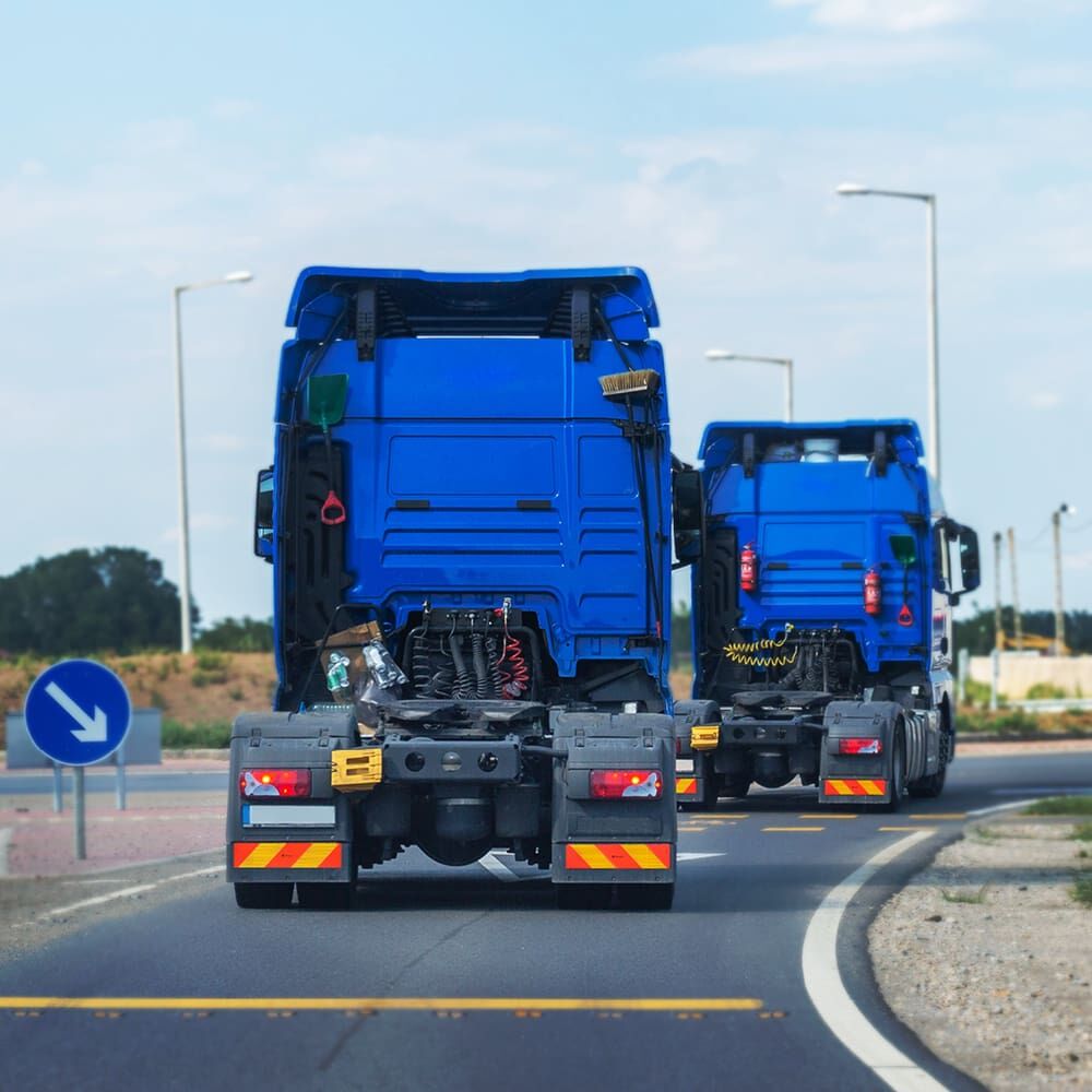 Reflexallen Halbmarkierung rot-gelb am Heck der Zugmaschine montiert, erhöhte Sichtbarkeit