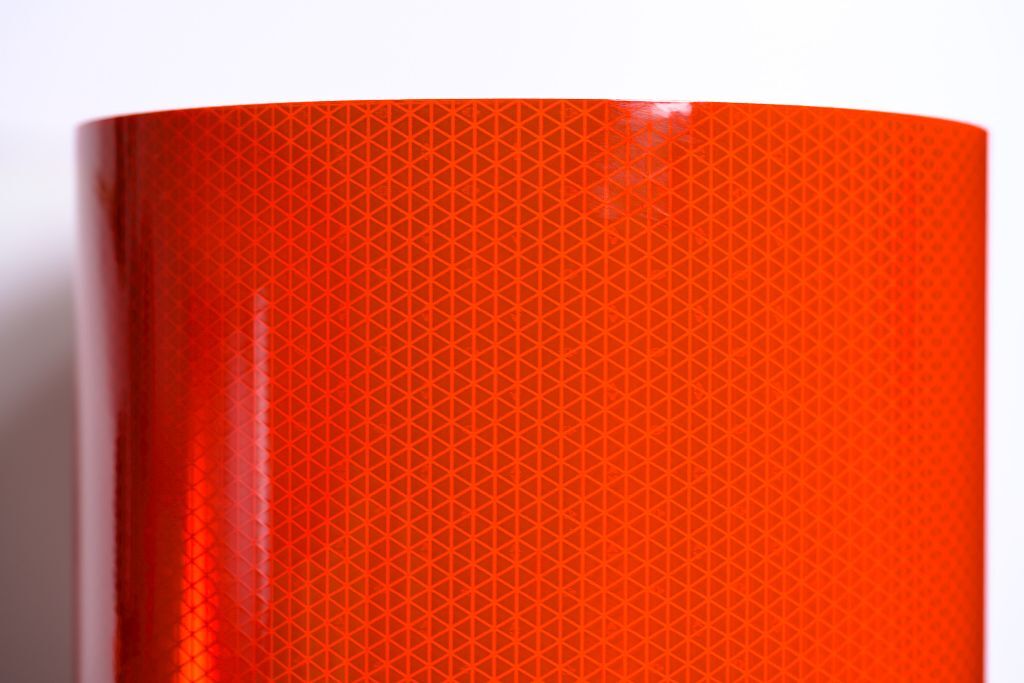 Detailansicht der Prismenstruktur der fluoreszierend rotorangenen ORAFOL VC 612 Reflexfolie