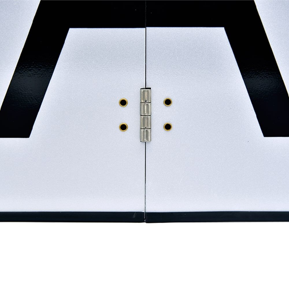 Detail: Mittelscharnier der A-Tafel mit Kantenschutz.