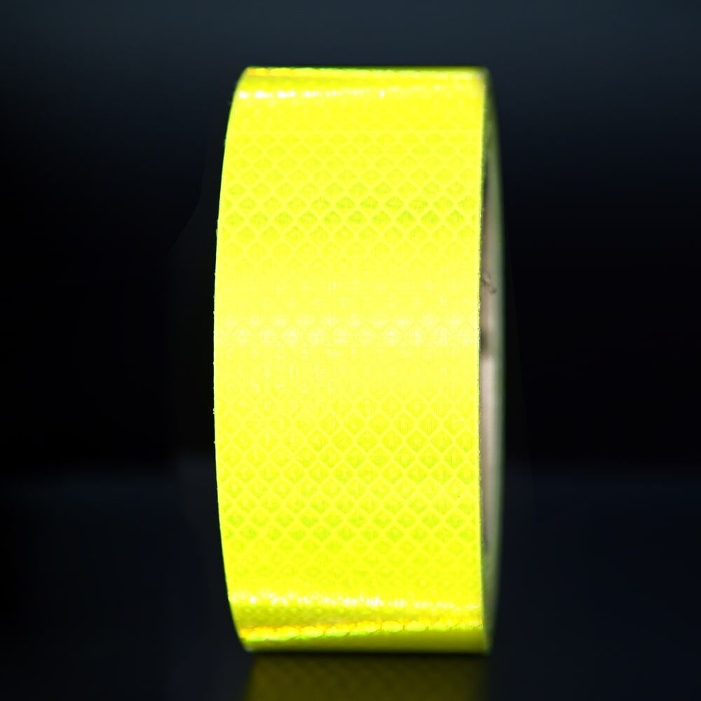 50 mm Rolle 3M Reflexband 4080 Fluor-lime, reflektierend vor dunklem Hintergrund
