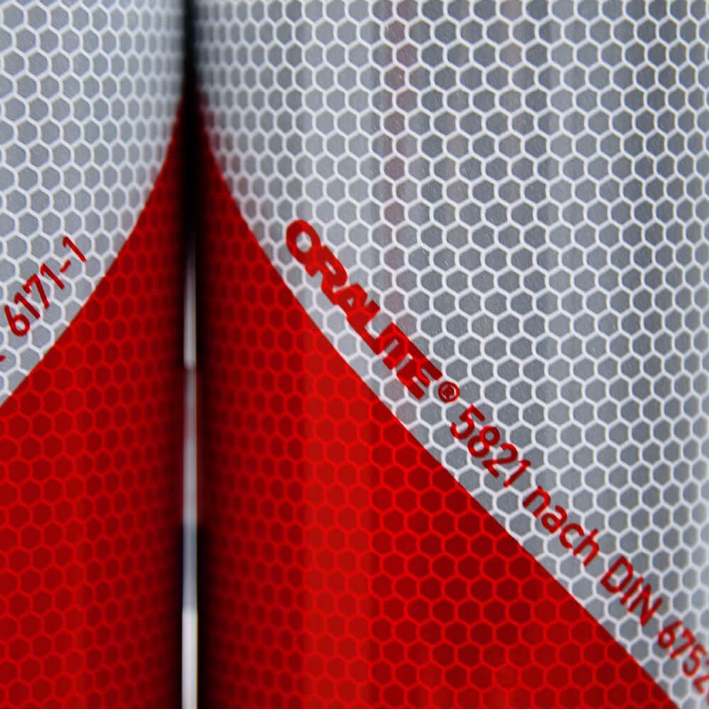 Nahaufnahme zweier Folienrollen Orafol 5821 mit wabenförmigem Reflexmuster