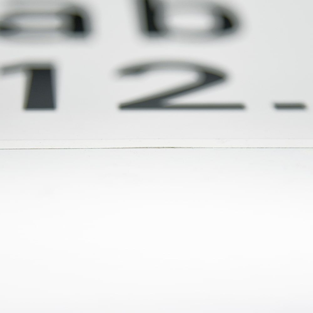 Detail der Overlay-Kante auf Zusatzschild, Folie liegt plan und blasenfrei auf