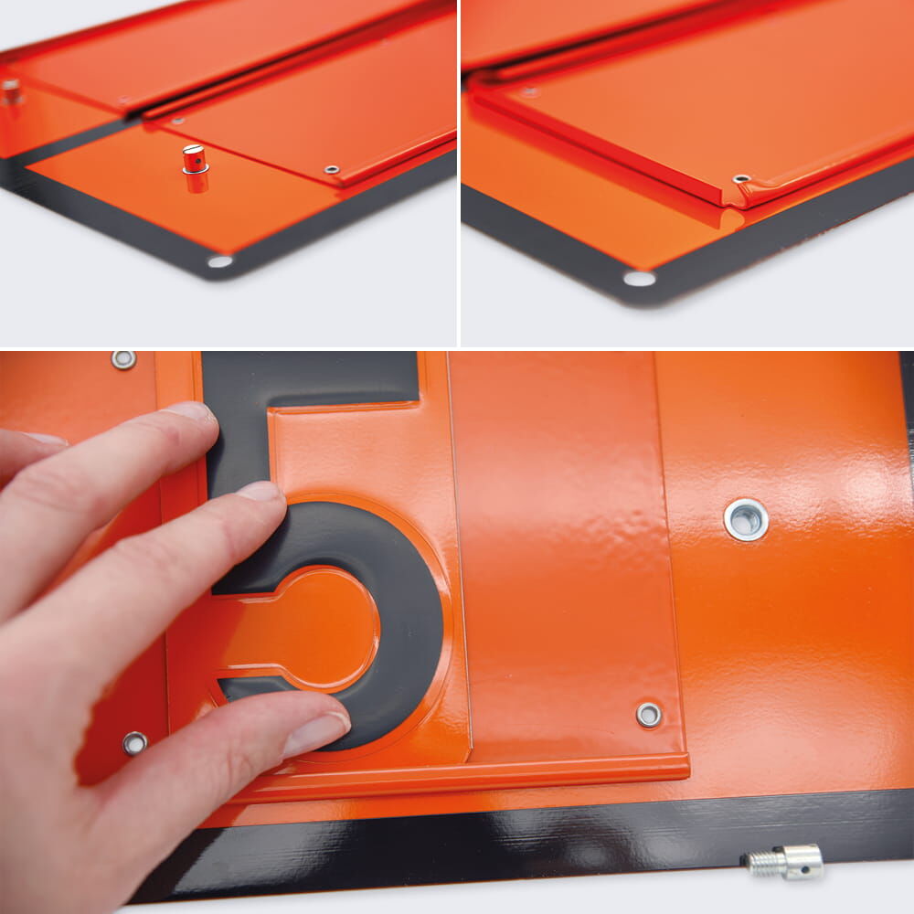 Detailaufnahmen der ADR-Tafel mit Verschluss, Schiene und Zahleneinlage per Hand.