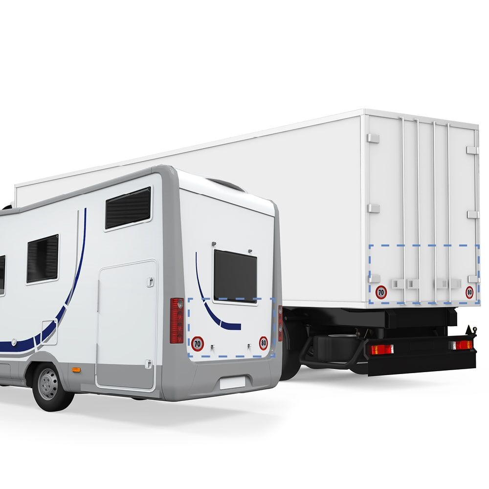Anbringungsbeispiel: Wohnmobil und Lkw mit 70- und 80-km/h-Schildern hinten beklebt (Italien)