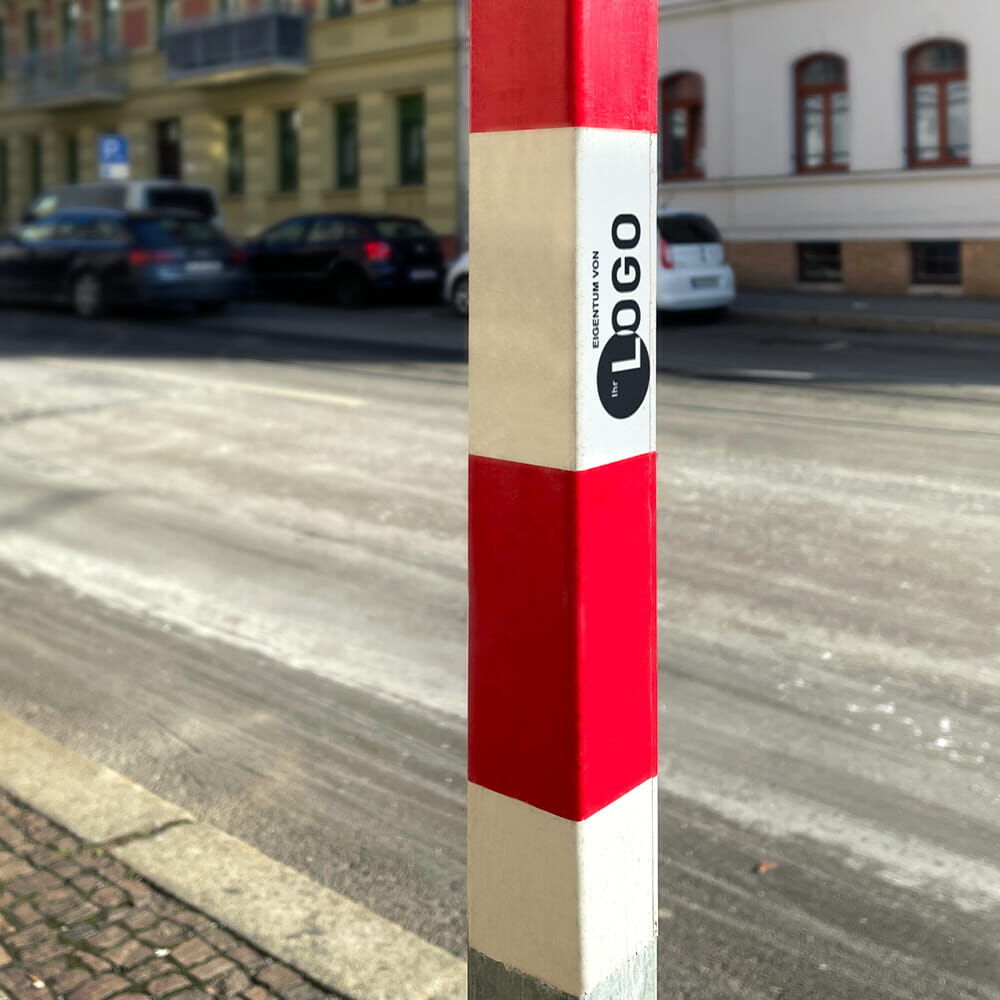 Anwendung: Aufkleber am Quadratpfosten im Straßenverkehr