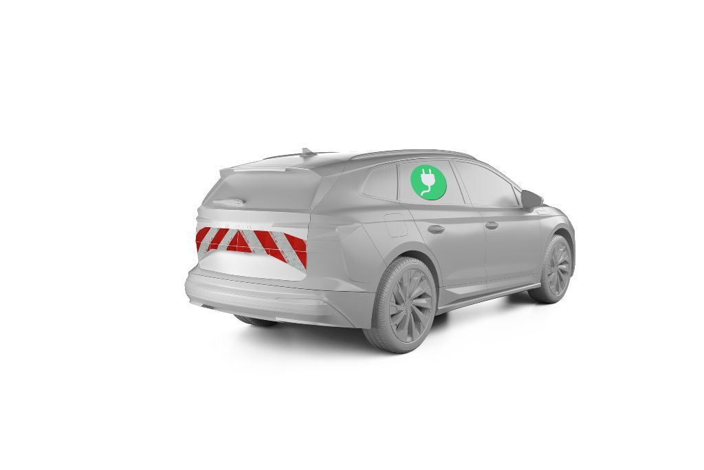 Skoda Enyaq mit Heckwarnmarkierung, Baujahr 2025