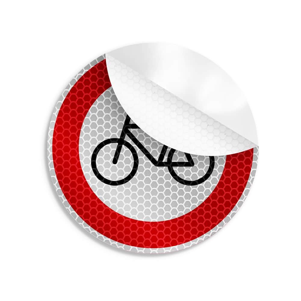 Reflektierender Fahrradverbot-Aufkleber mit abgelöster Ecke sichtbar