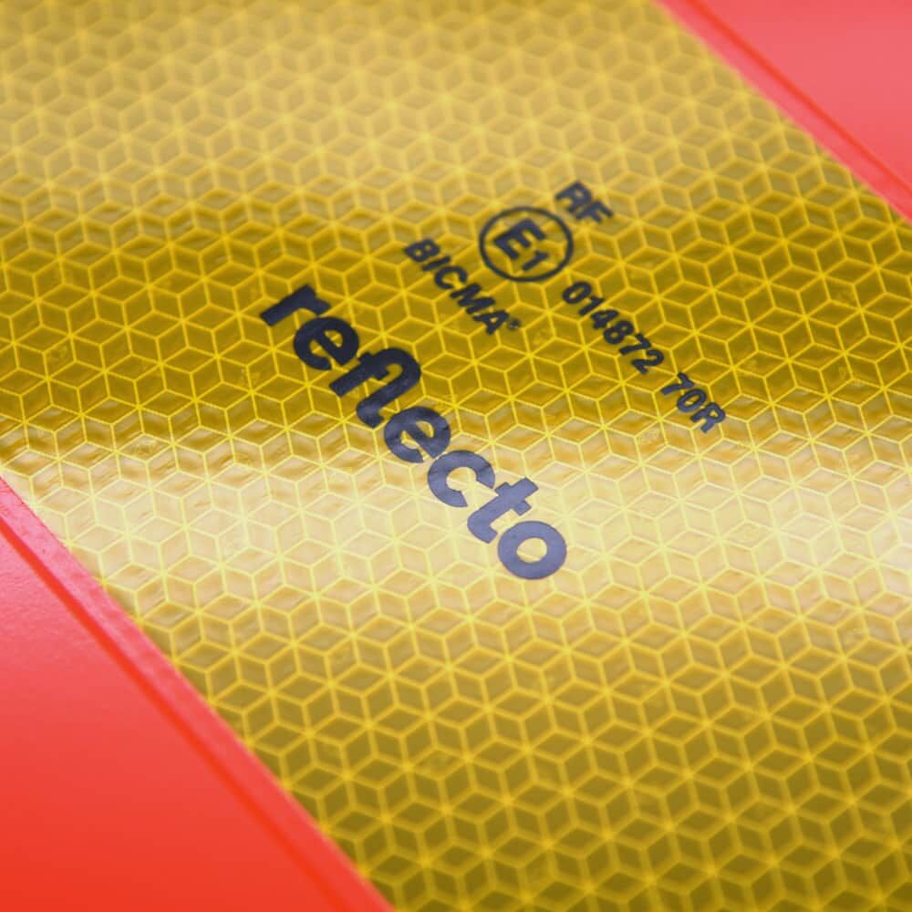 Makro Wabenstruktur mit reflecto Logo auf Heckwarntafel