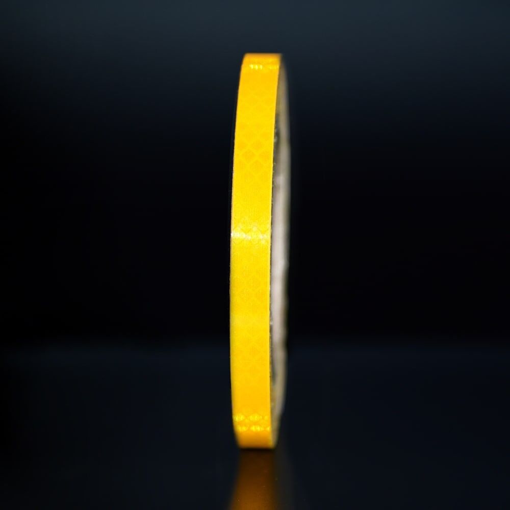 10 mm Rolle 3M Reflexband 4080 Fluor-gelb, reflektierend vor dunklem Hintergrund