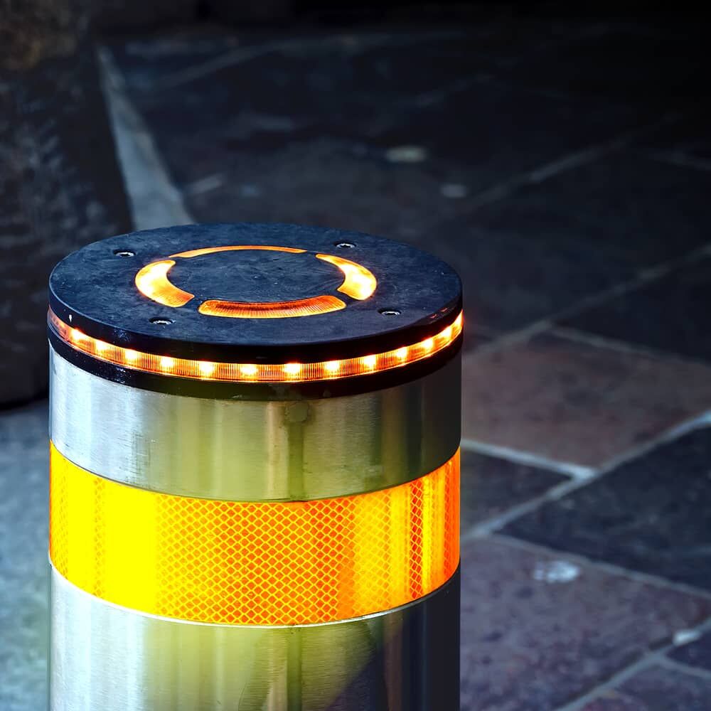 Poller mit Fluor-orange 3M 4080 Reflexband und LED-Leiste