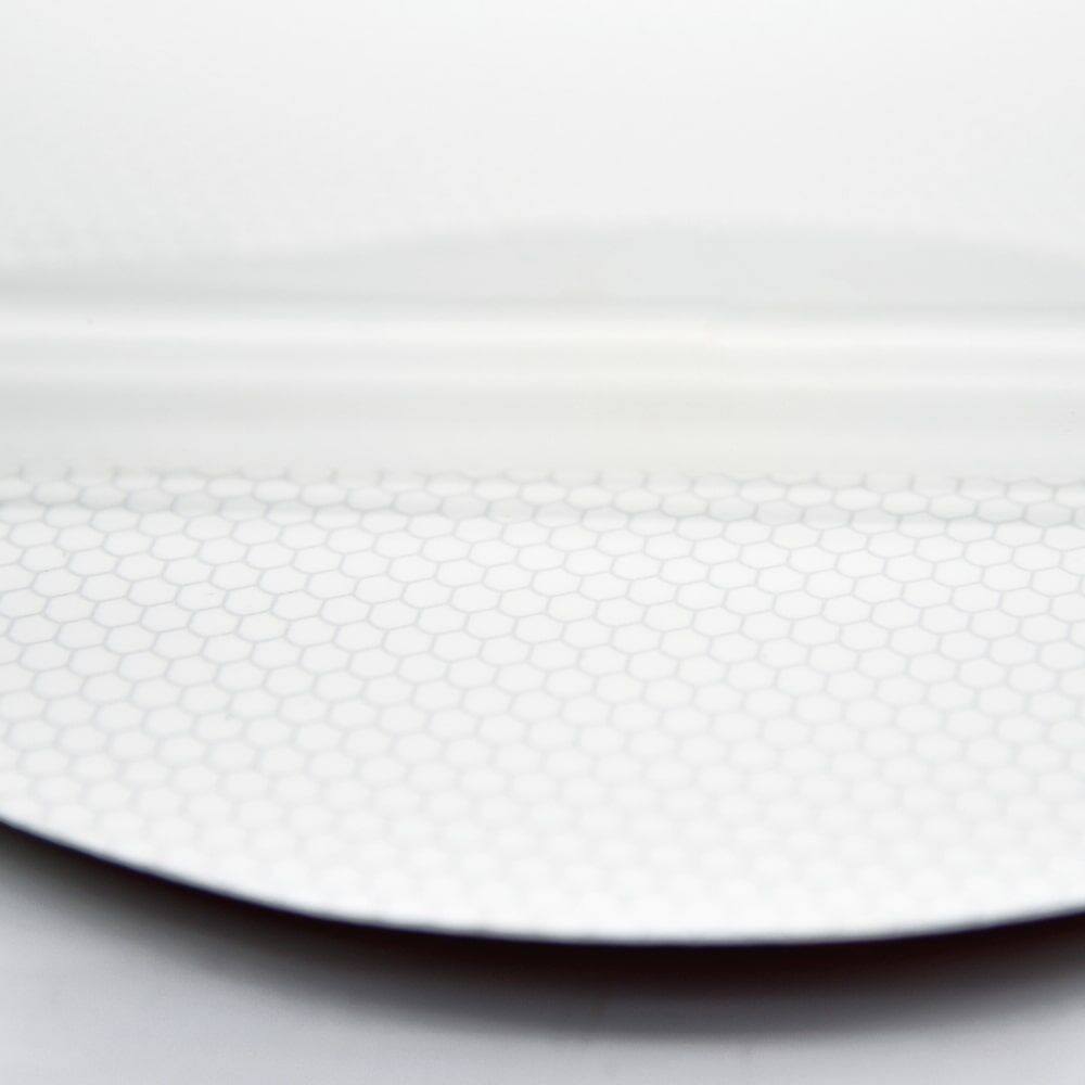 Nahaufnahme der abziehbaren Klebefolie eines selbstklebenden Geschwindigkeitsschilds