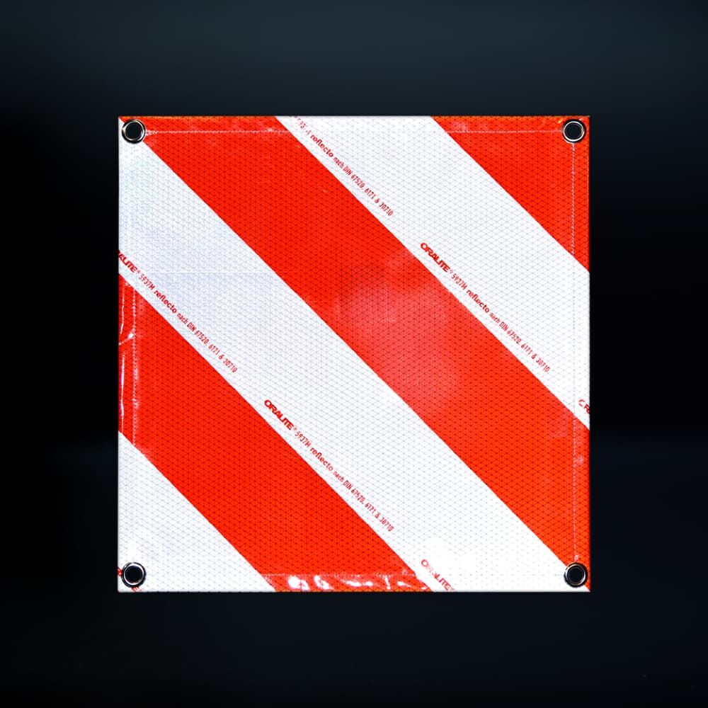 Warnbanner im Dunkeln, reflektierend mit diagonalen Streifen rechtsweisend