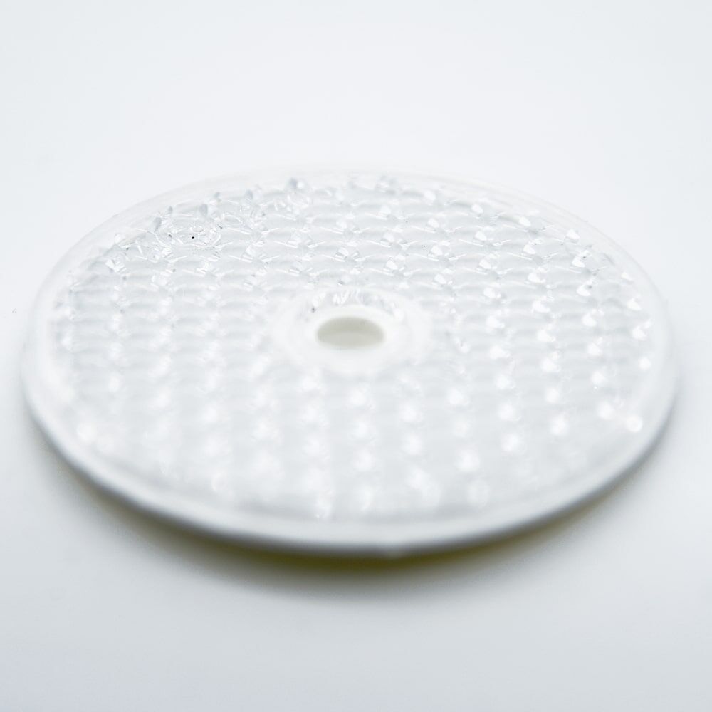 Schrägansicht: weißer Reflektor Ø60 mm, Prismentextur, Bohrloch