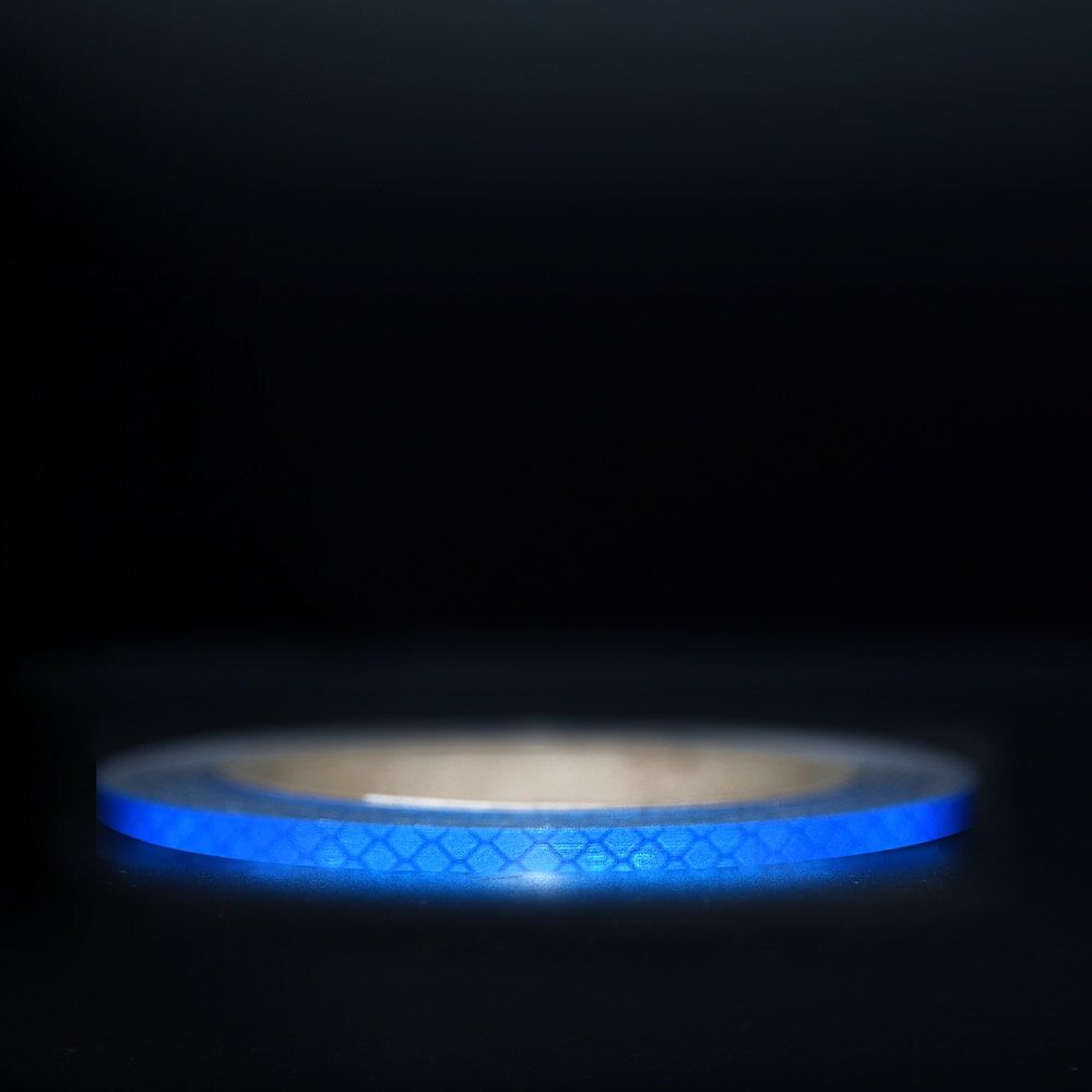 5 mm Rolle 3M Reflexband 3430 blau, reflektierend vor dunklem Hintergrund