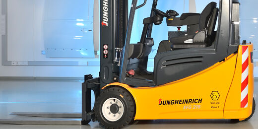 Gelber Jungheinrich Gabelstapler mit Orafol 5431 Schrägstreifen-Warnfolie am Hubmast