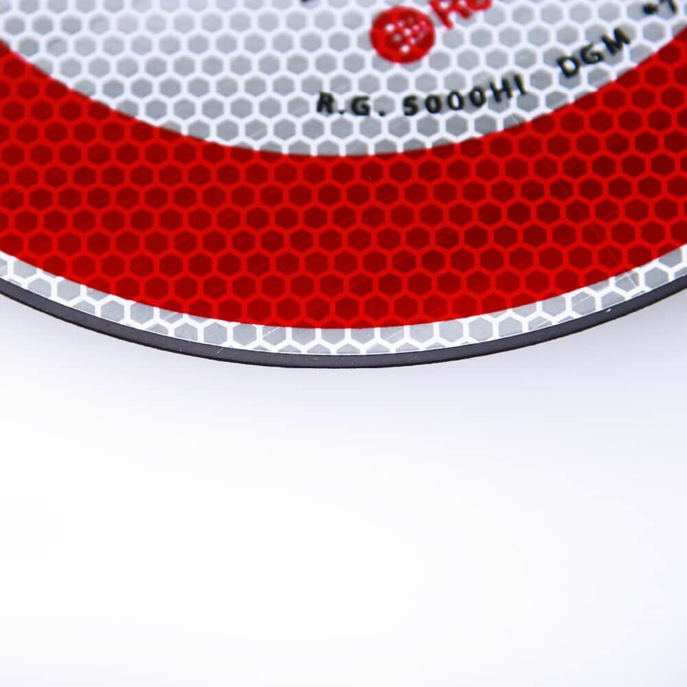 Magnetisches Geschwindigkeitsschild mit reflektierender Oberfläche im Anschnitt