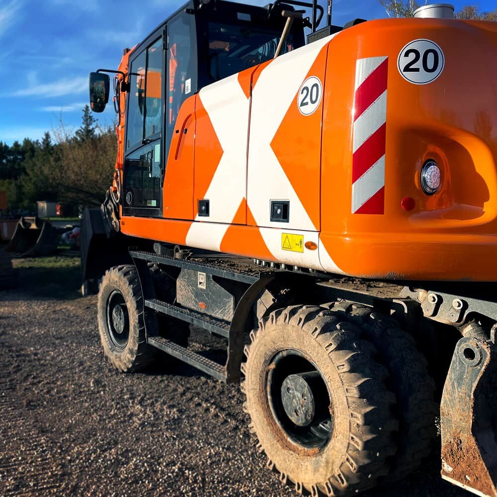 Baumaschine mit 20-km/h-Geschwindigkeitsschild und reflektierender Warnmarkierung