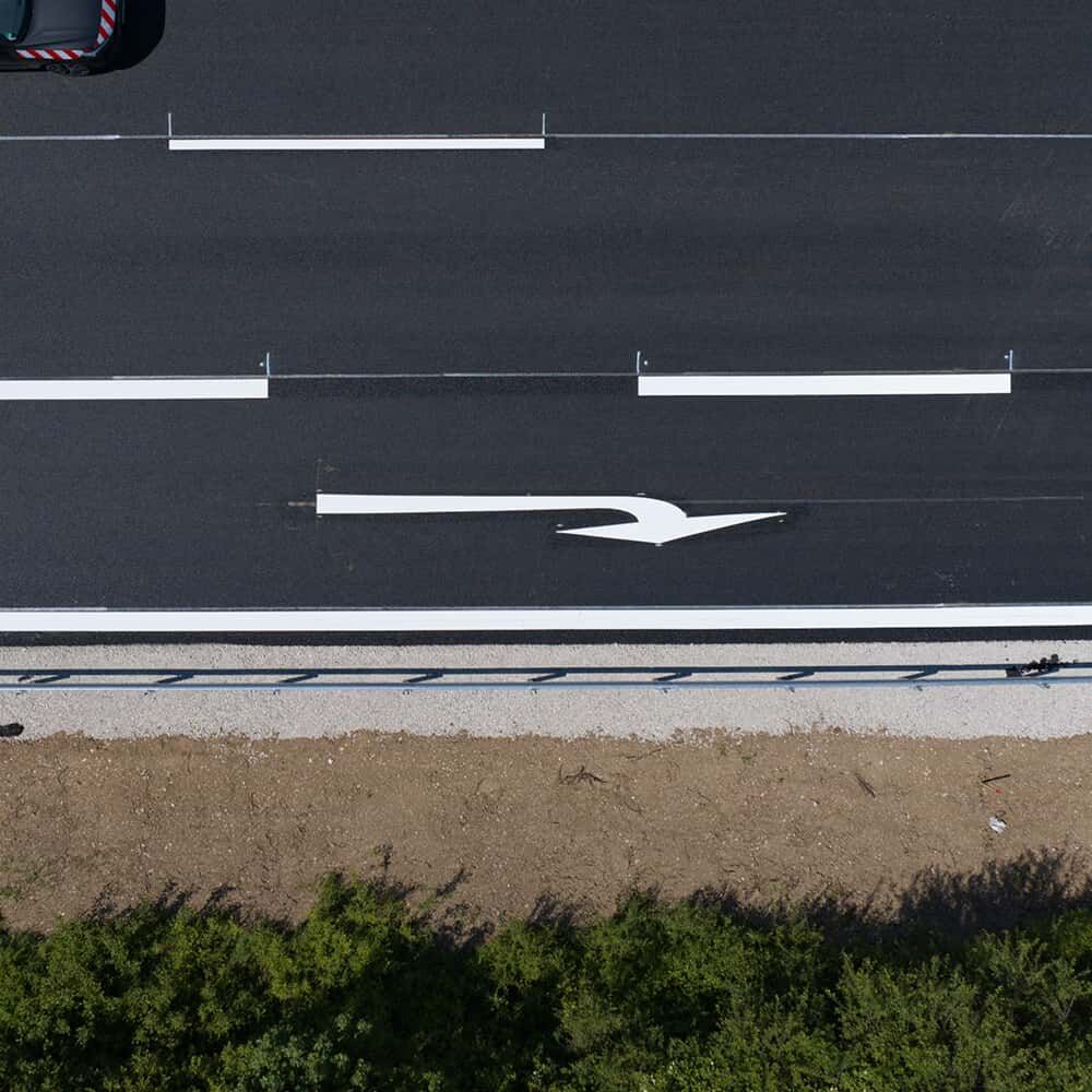 Anwendungsbild zeigt aufgebrachten Pfeil in realer Verkehrsszene