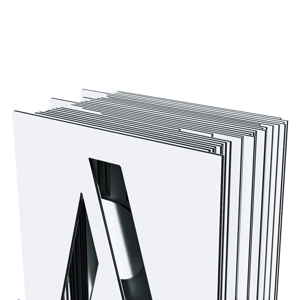 Aufgereihter Stapel Buchstabenschablonen, vorn der Ausschnitt „A“