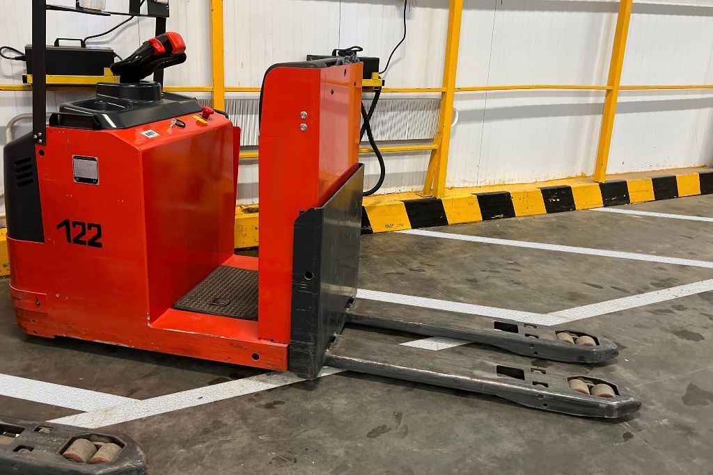 Weiße Brite-Line Bodenmarkierung um einen Elektro-Hubwagen in einer Lagerhalle