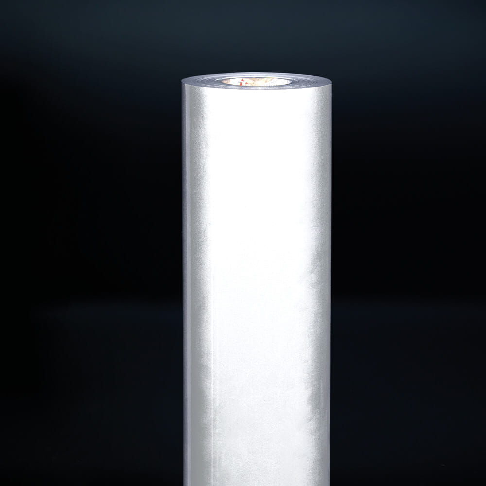 Stark reflektierende ORALITE 5400-Rolle im Dunkelstudio beleuchtet
