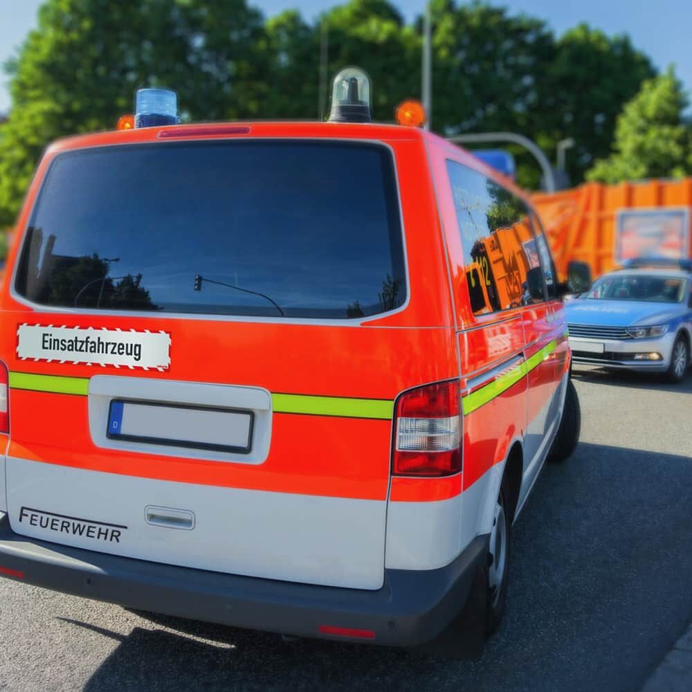 Anwendungsbild: montiertes „Einsatzfahrzeug“ Hinweisschild am Heck eines Transporters