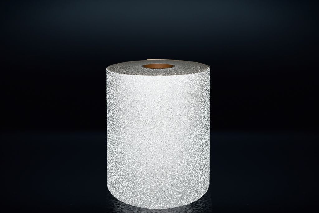Weiße Brite-Line Bodenmarkierungsrolle 300 mm, reflektierend vor dunklem Hintergrund