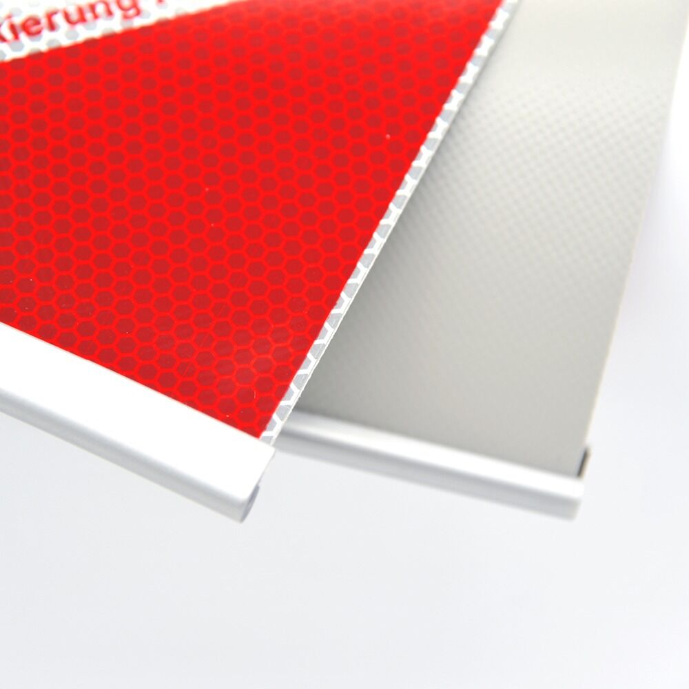 Seitenansicht von Warnmarkierung mit sichtbarer Materialstärke und Rückseite