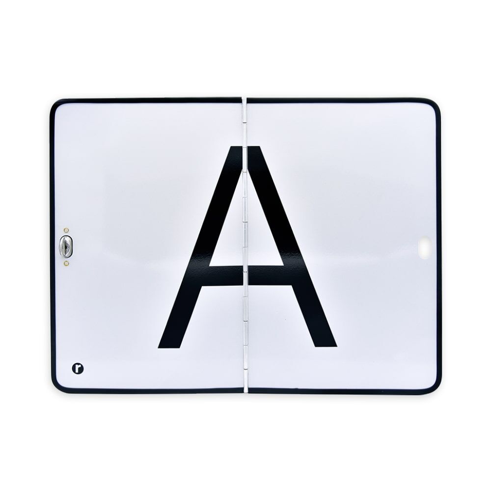 Reflecto A-Tafel Klavierscharnier, frontale Ansicht, mit schwarzem Kantenschutz