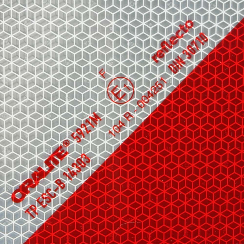 Detail Reflexfolie mit Wabenmuster und Zulassungsdruck