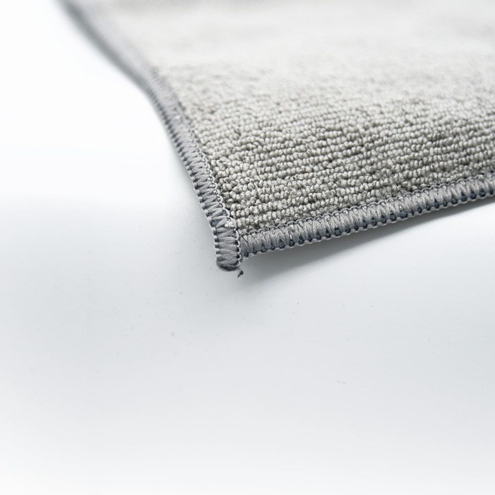 Nahaufnahme von Saum und Stoffstruktur des grauen reflecto Microfasertuchs