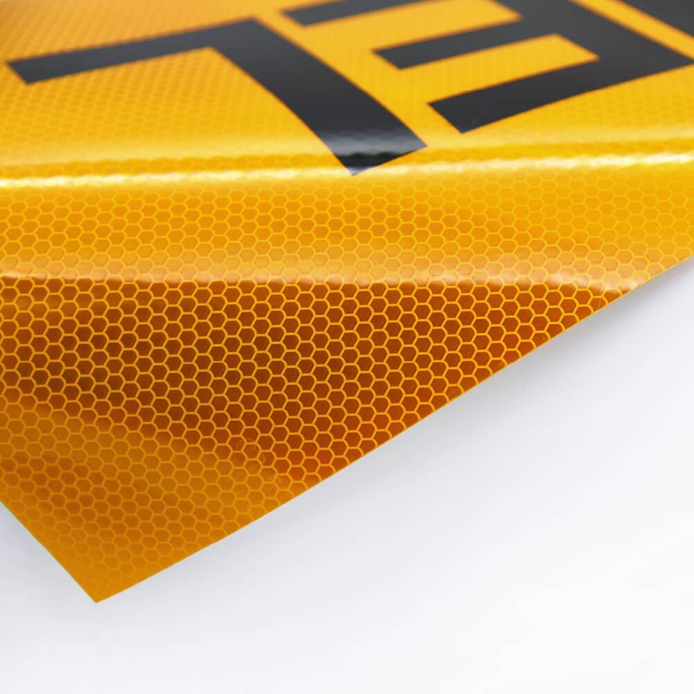 Nahaufnahme der reflektierenden Wabenstruktur der Folie "CONVOI EXCEPTIONNEL"