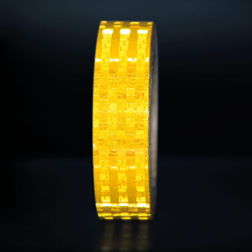 25 mm Rolle Avery Reflexband T-7500B gelb, reflektierend vor dunklem Hintergrund