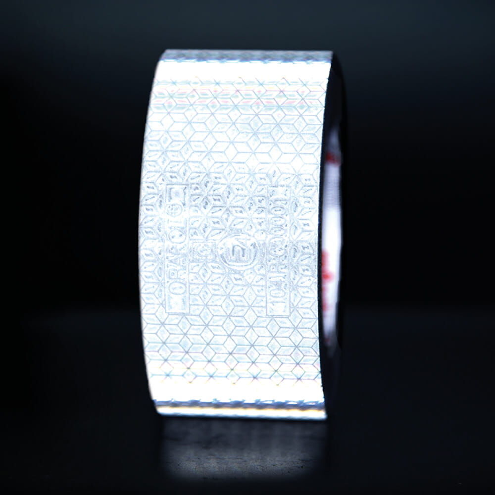 Weiße VC104+ RG Rolle 50 mm × 25 m, Reflexeffekt vor dunklem Hintergrund