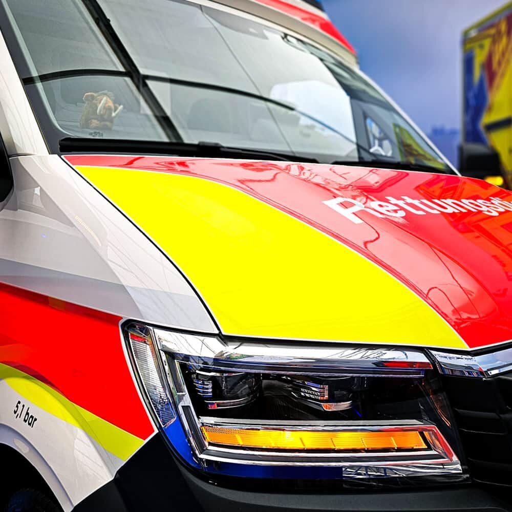 Rettungswagen-Front mit gelb-roter Kontrastfläche aus ORACAL Fluorfolie 7510 Premium